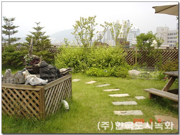 교평빌딩 옥상녹화 시공사례 — 잔디와 디딤돌 길, 자연석 조형과 피크닉 테이블 (서울 마포구)