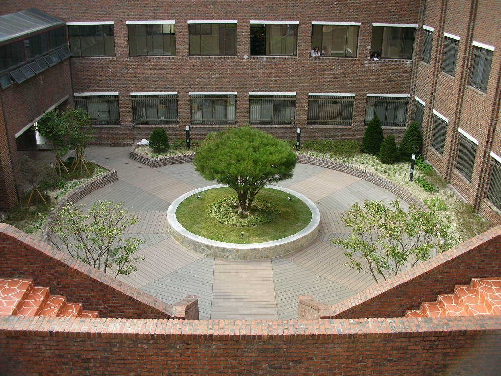 우송대학교 인공지반 데크와 식재 공간 (대전 중구)